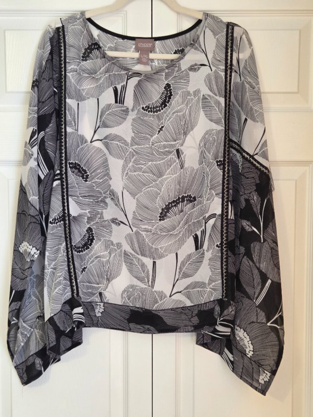 Chcio's black and white poncho L/XL